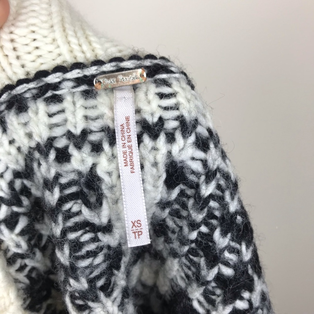 Free people snowflake sweater!! ❄️😍 - Picture 6 of 8